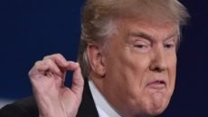 ترامب يهاجم شبكات التلفزيون الأمريكية ويدعو لسحب تراخيصها