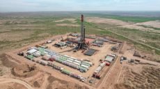 النفط يتراجع نحو خسارة شهرية وسط مخاوف المعروض