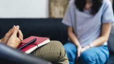 آثار الصدمات النفسية والحروب في العراق تزيد الطلب على العلاج النفسي