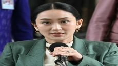 إقالة رئيسة الوزراء التايلاندية “بايتونغتارن شيناواترا” من منصبها؛ بسبب مكالمة مسربة مع زعيم كمبوديا السابق قالت له فيها “عمّي”.