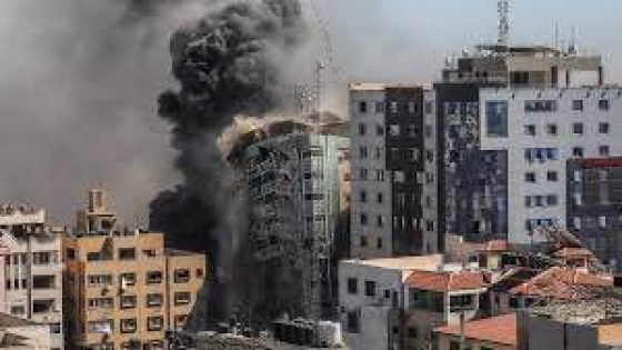  وسائل إعلام: استهداف شقة سكنية في برج القدس بجوار مجمع الصحابه الطبي في مدينة غزة