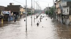 رئيس الوزراء الباكستاني “شهباز شريف” يصف الفيضانات المدمرة بـ”يوم الحساب” بعد تجاوز الضحايا 700 شخص وتسجيل دمار واسع في عدة مناطق في باكستان.