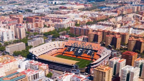 صحيفة Eldesmarque : برشلونة سيطلب من رابطة الليغا لعب مباراة فالنسيا في الجولة الرابعة بالـ ميستايا وإقامة الإياب في الكامب نو.