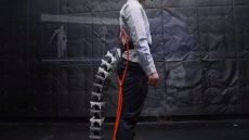 ذيل آلي من جامعة كيو اليابانية يحاكي ذيول الحيوانات لحفظ التوازن، بطول قابل للتعديل وتصميم معياري، يَعِدُ بدعم كبار السن والعمال الصناعيين وتعزيز التجارب العلاجية والافتراضية