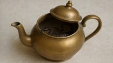 وفاة 4 أشقاء بالتسمم؛ بعد تناولهم “شاي” أُعد في إبريق تسللت إليه عقرب مسمومة في منطقة بادوش بالموصل.