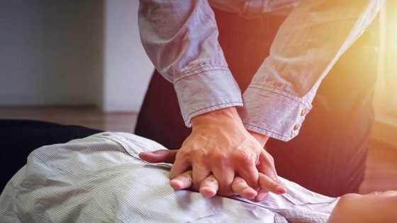 هل تعلم كيف وُلِدت فكرة الضغط على القلب (الإنعاش القلبي الصدري – CPR)؟