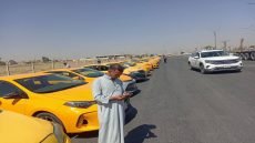 أصحاب خط نقل (كركوك-حويجة) ينظمون وقفة احتجاجية أمام مبنى المحافظة رفضاً لعمل سيارات الخصوصي على الخط