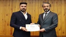 وزير التعليم يكرّم طالباً من جامعة الفرات الأوسط التقنية بجائزة الإبداع والتميز