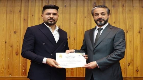 وزير التعليم يكرّم طالباً من جامعة الفرات الأوسط التقنية بجائزة الإبداع والتميز