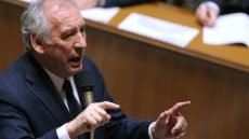 رئيس وزراء فرنسا يواجه تصويتاً لحجب الثقة وسط أزمة ديون