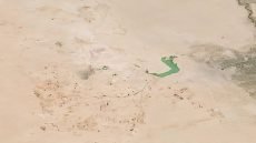 صورة جوية لبحيرة الرزازة في كربلاء تظهر حجم الجفاف الذي تعرضت له بسبب قلة الامطار وضعف الإيرادات المائية لها