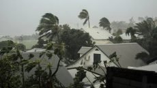 فيتنام تغلق مطارات وتخلي آلاف السكان مع اقتراب إعصار “بوالوي”