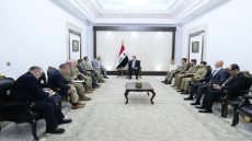 رئيس الوزراء يبحث مع قائد القيادة الأمريكية الوسطى تعزيز التعاون الأمني والعسكري