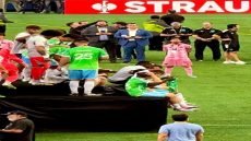 برايان شميتزر “مُدرب سياتل”: ‏لقد احتفلنا باللقب بنسبة 99% في غرفة الملابس و 1% تحدثنا عن مدى احترافية و احترام ميسي لنا .،،لقد كان اللاعب الوحيد اللذي اظهر الإحترام و لم يغادر الا بعد انتهاء مراسم التتويج