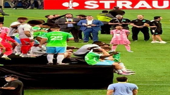 برايان شميتزر “مُدرب سياتل”: لقد احتفلنا باللقب بنسبة 99% في غرفة الملابس و 1% تحدثنا عن مدى احترافية و احترام ميسي لنا .،،لقد كان اللاعب الوحيد اللذي اظهر الإحترام و لم يغادر الا بعد انتهاء مراسم التتويج