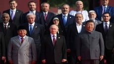 “العباءة الزينبية” تتوسط رؤساء العالم في الاستعراض العسكري الذي أقامته الصين اليوم؛ بمناسبة الذكرى الـ80 لانتهاء الحرب العالمية الثانية، لتلفت الأنظار بحضورها وسط كبار القادة، وتعكس صورة عن مشاركة الوفد الإيراني في هذا الحدث الدولي المهيب.