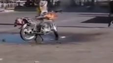 شاب يُضرم النار في دراجته؛ بعد حجزها من قبل المرور في محافظة كركوك
