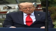 ترامب يثير القلق؛ بعد ظهوره بوجه مائل وفم متدلٍ، مع كدمات في يديه وتورم كاحليه.