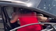 امرأة تطعن خطيبها 3 مرات بعد أن تشاجرا في مدينة إزمير التركية.