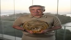 كارلو أنشيلوتي يتسلم جائزة أفضل مدرب في العالم لموسم 2023/2024 المقدمة من فرانس فوتبول ، بعد أن رفض حضور الحفل في ذلك العام بسبب موقف النادي.