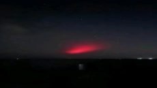 ظهور شعاع غامض قبل قليل من الحدود العراقية – السورية، لم تُعرف طبيعته لغاية الان