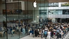 شركة آبل تطلق سلسلة هواتف آيفون 17 في الصين والمئات يتوافدون لشرائه.