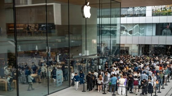 شركة آبل تطلق سلسلة هواتف آيفون 17 في الصين والمئات يتوافدون لشرائه.