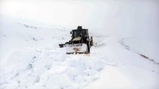 تساقط الثلوج بولاية طرابزون التركية وإنقاذ عدد من العالقين في الطرق