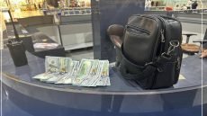 كوادر أمن مطار النجف تعيد مبلغاً مالياً مفقوداً إلى أحد المسافرين