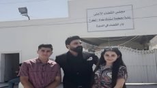 أب يحتفل بعد قرار المحكمة بحقه في حضانة ابنائه على قانون الامام جعفر الصادق (عليه السلام)