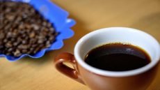 دبي تدخل موسوعة غينيس للأرقام القياسية بأغلى فنجان قهوة يُباع في العالم، حيث بلغ سعر الكوب الواحد منها حوالي 673 دولاراً.