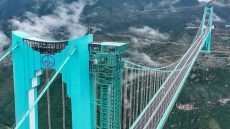 الصين تفتتح جسر وادي “هواجيانغ الكبير”، حيث يرتفع 625 متراً فوق نهر بيبان ويبلغ طول امتداده الرئيس 1420 مترا