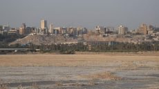 وزير الموارد المائية: انخفاض مناسيب بحر النجف ظاهرة طبيعية بسبب قلة الأمطار والسيول