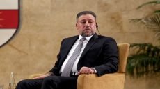 القضاء يُغلق الدعوى المقامة ضد خميس الخنجر بشأن مفردة “الغوغائيين”