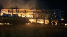 مأساة في الهند.. مصرع 20 شخصاً باحتراق حافلة خلال دقائق في أندرا براديش لقي 20 شخصاً مصرعهم في ولاية أندرا براديش الهندية، إثر احتراق حافلة ركاب بالكامل خلال دقائق معدودة. ووفقاً لمصادر محلية، فإن الحادث وقع عندما اصطدمت دراجة نارية بخزان وقود الحافلة، مما أدى إلى انفجار هائل وانتشار النيران بسرعة في كامل المركبة. وأفادت المصادر بأن الحافلة كانت تقل نحو 44 راكباً في طريقها من حيدرآباد إلى بنغالور، مبينة أن معظم الركاب كانوا نائمين لحظة وقوع الانفجار، ولم يتمكن عدد كبير منهم من النجاة قبل أن تلتهمهم النيران. وأضافت أن سائقي الحافلة فرا من مكان الحادث، فيما أطلقت السلطات حملة بحث واسعة عنهما وسجّلت قضية رسمية للتحقيق في ملابسات الحادث المأساوي.