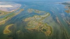 علماء يكشفون بحيرة جوفية عذبة عمرها 800 ألف عام تحت خليج كورينث