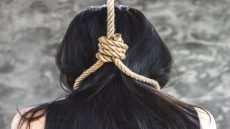 “لاسباب مجهولة”.. انتحار فتاة تولد 2007 بشنق نفسها بواسطة حبل معلق في سقف الغرفة داخل منزلها، في منطقة الفضيلية وسط بغداد.