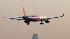 “بسبب سيدة مخمورة”.. هبوط طائرة اضطرارياً في جزيرة كريت اليونانية أثناء رحلتها إلى مصر.