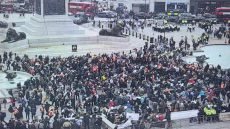 الشرطة البريطانية تعتقل متظاهرين في ساحة ترافالغار وجسر وستمنستر بعد رفع لافتات مؤيدة لفلسطين و لجماعة “Palestine Action” المحظورة خلال احتجاجات وسط لندن.