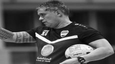 وفاة مدرب حراس مرمى منتخب العراق لكرة الصالات البرازيلي “مارسيلو دا سيلفا” في حادث مأساوي؛ إثر سقوط سقف القاعة الرياضية التي احتضنت تدريبات المنتخب في بغداد، وذلك بعد انتهاء الوحدة التدريبية مباشرة.