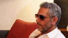 الفنان “فضل شاكر” يسلم نفسه للجيش اللبناني عند مدخل مخيم عين الحلوة.