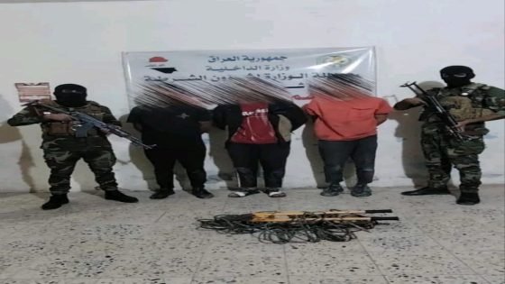 شرطة ميسان تلقي القبض على ثلاثة أشخاص متلبسين بقطع وسرقة كيبلات كهرباء.
