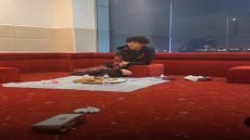 نجل “كريستيانو رونالدو” يثير تفاعلاً واسعاً وهو يتناول المندي بيديه.