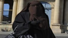 البرلمان البرتغالي يقر في تصويت أولي مشروع قانون يقضي بمنع “تغطية الوجه في الأماكن العامة”.