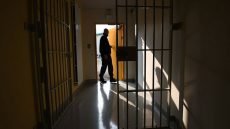 وزارة العدل تتعاقد لحجب إشارات الهواتف داخل السجون وتطلق تطبيقاً لمتابعة أوضاع النزلاء من قبل ذويهم.