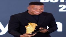 نجم ريال مدريد “كيليان مبابي” يتسلم جائزة الحذاء الذهبي.