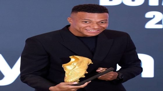 نجم ريال مدريد “كيليان مبابي” يتسلم جائزة الحذاء الذهبي.