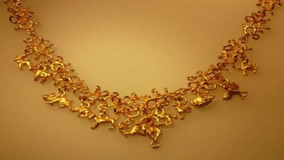 ✨ الذهب الصيني الجديد.. نقاء 24 وصلابة الحديد! في إنجاز علمي مذهل، تمكن علماء صينيون من ابتكار ذهب نقي عيار 24 قيراطًا يتمتع بصلابة تفوق الذهب التقليدي بأربع مرات، دون خلطه بمعادن تقلل نقاءه. حققوا ذلك بإضافة نِسَب نانوية دقيقة من معادن نادرة تعيد ترتيب ذرات الذهب ليصبح متينًا ولامعًا في آن واحد. هذا “الذهب الصلب الخالص” غيّر قواعد اللعبة في عالم المجوهرات: خفيف، لا يخدش، ولا يفقد بريقه، وانتشر سريعًا في الصين حتى شكّل ربع المبيعات هناك. ابتكار يُبقي على سحر الذهب الأبدي، لكن بروح المستقبل.