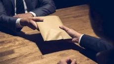 النزاهة تضبط أربعة موظفين في النجف بتهم فساد في الصحة والبلدية