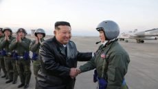 كيم جونغ أون يعلن تجهيز سلاح الجو بأصول عسكرية استراتيجية جديدة ويؤكد التصدي لأي استفزازات وسط تصاعد التوترات على الحدود الكورية